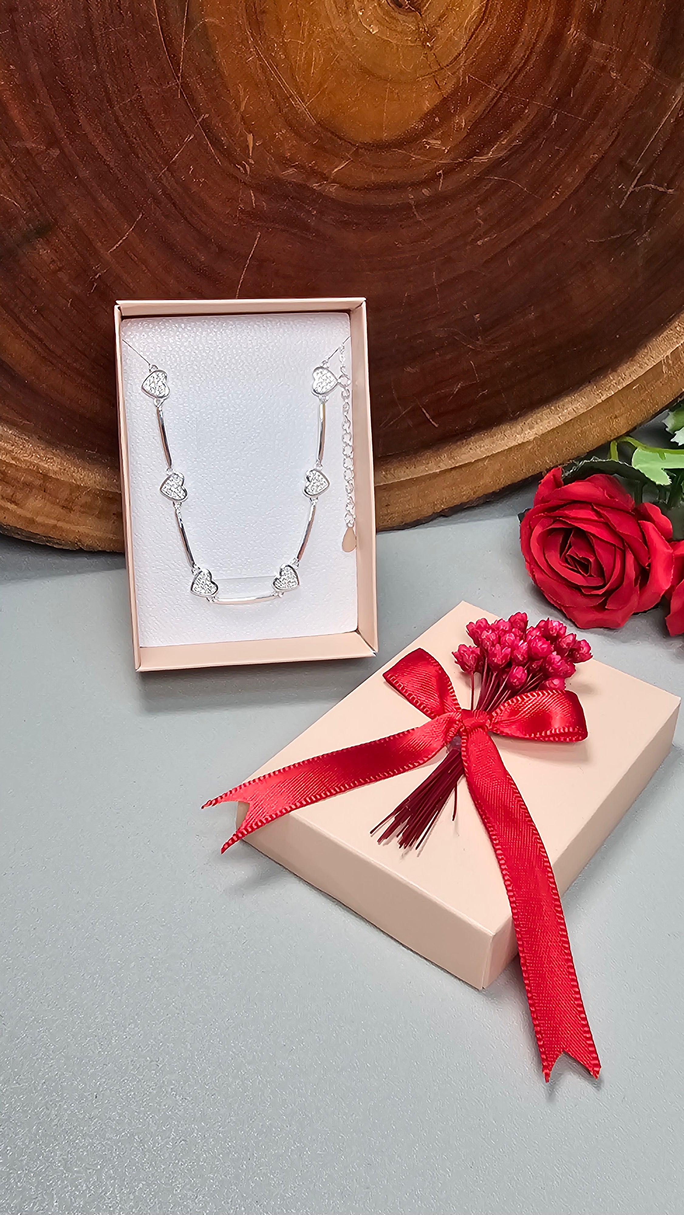 PRESENTE 	PULSEIRA CORAÇÕES CRAVEJADOS