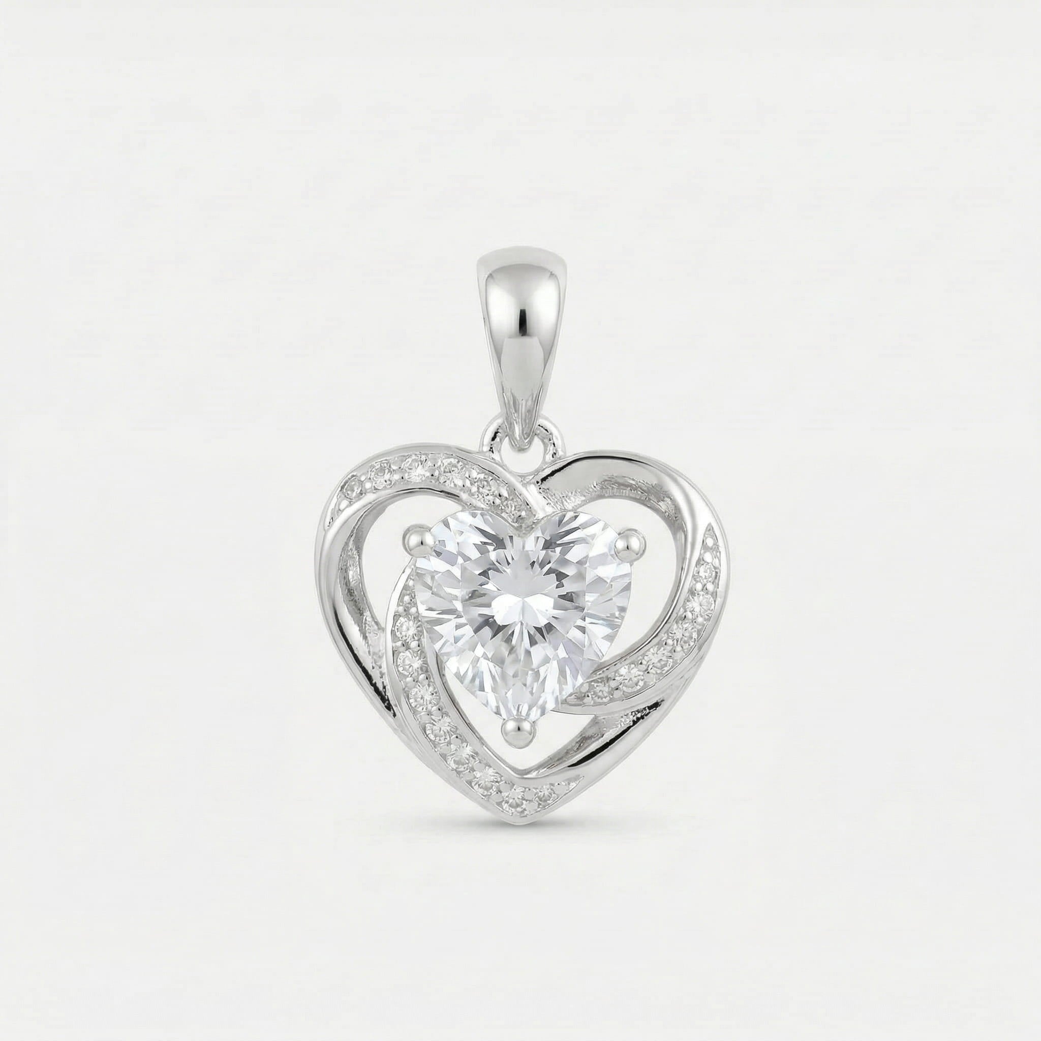 PINGENTE CORAÇÃO VAZADO COM PEDRA
