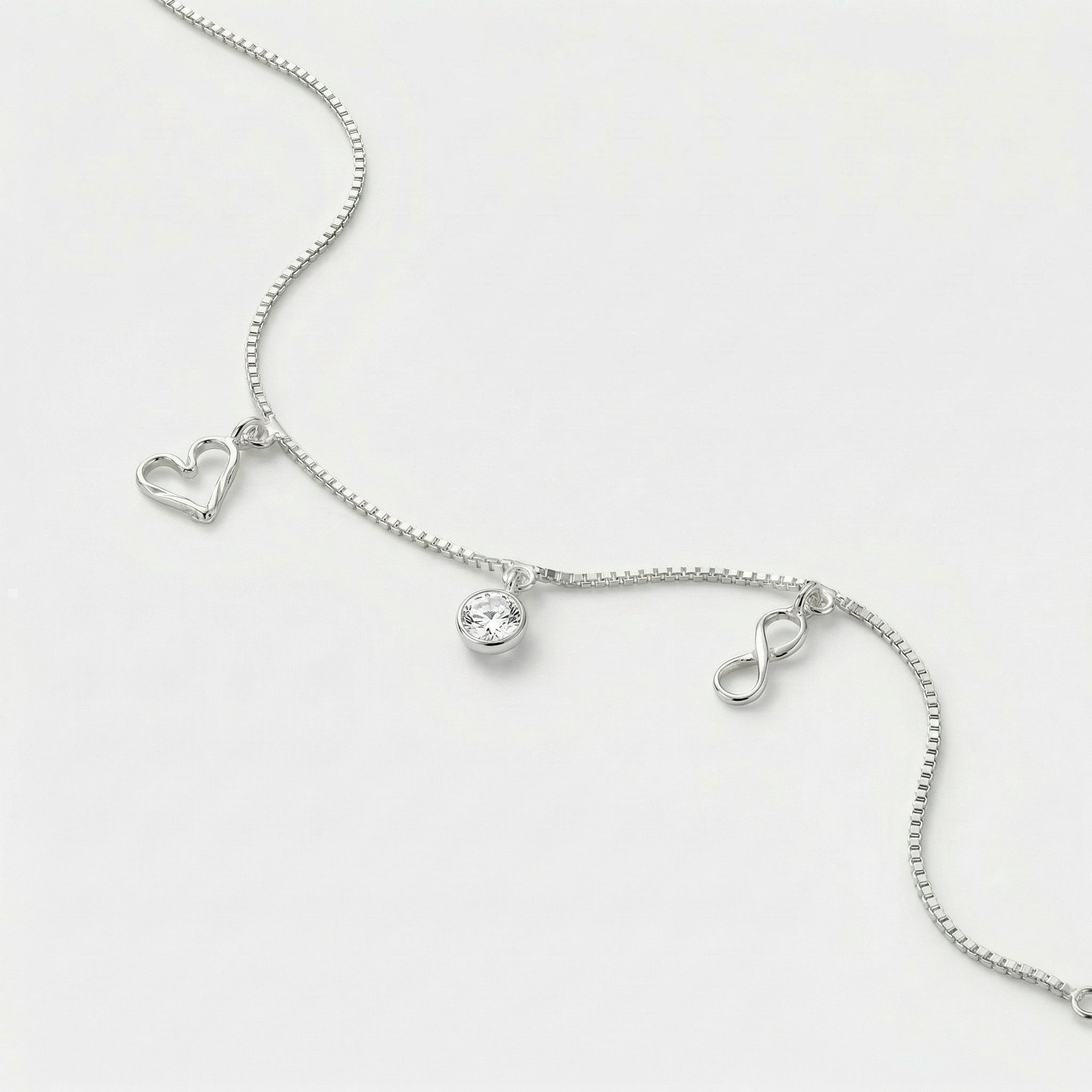 PULSEIRA COM PINGENTE DE CORAÇÃO, INFINITO E PONTO DE LUZ