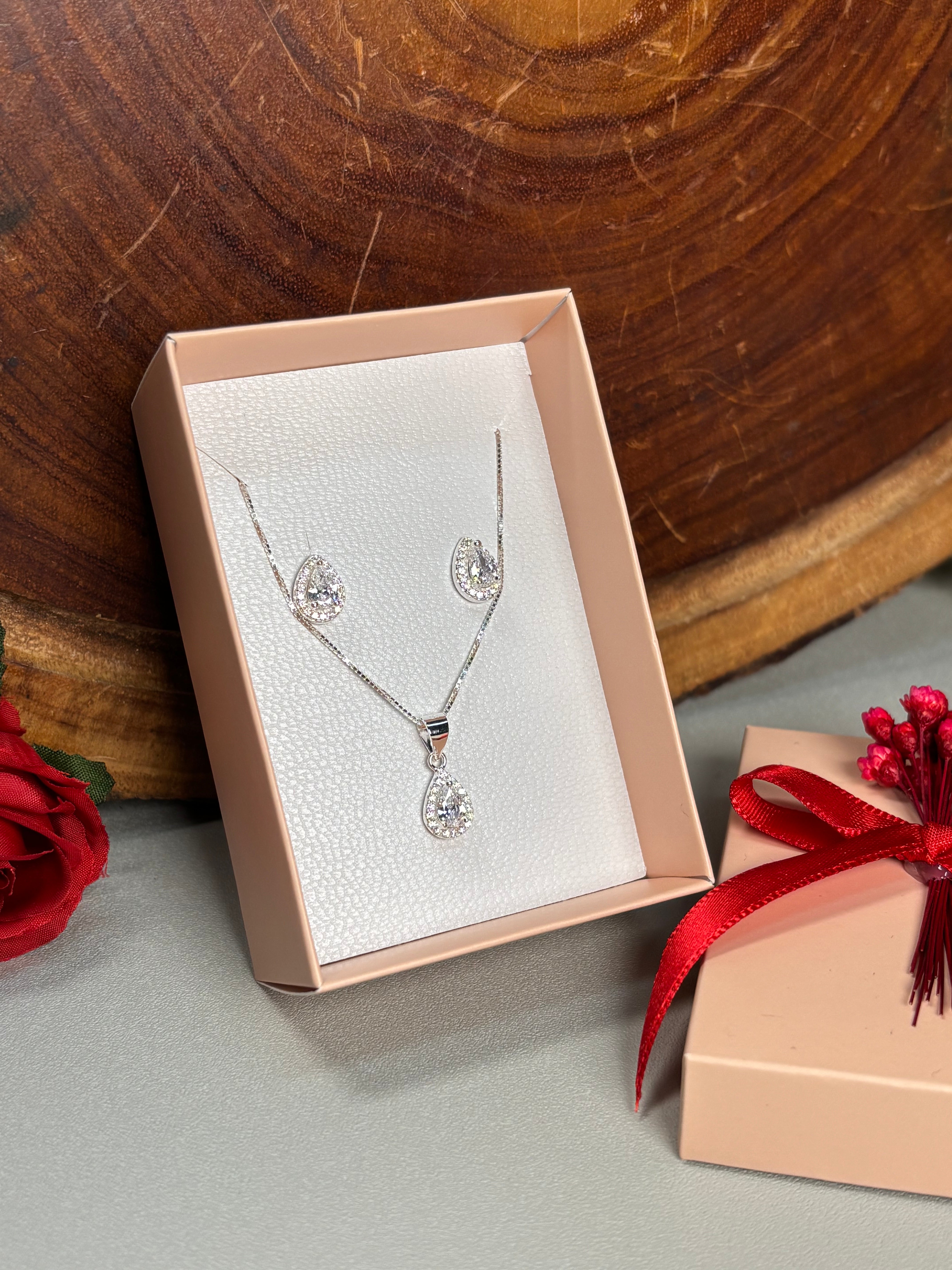 PRESENTE CONJUNTO GOTA CRAVEJADA COM ZIRCONIA
