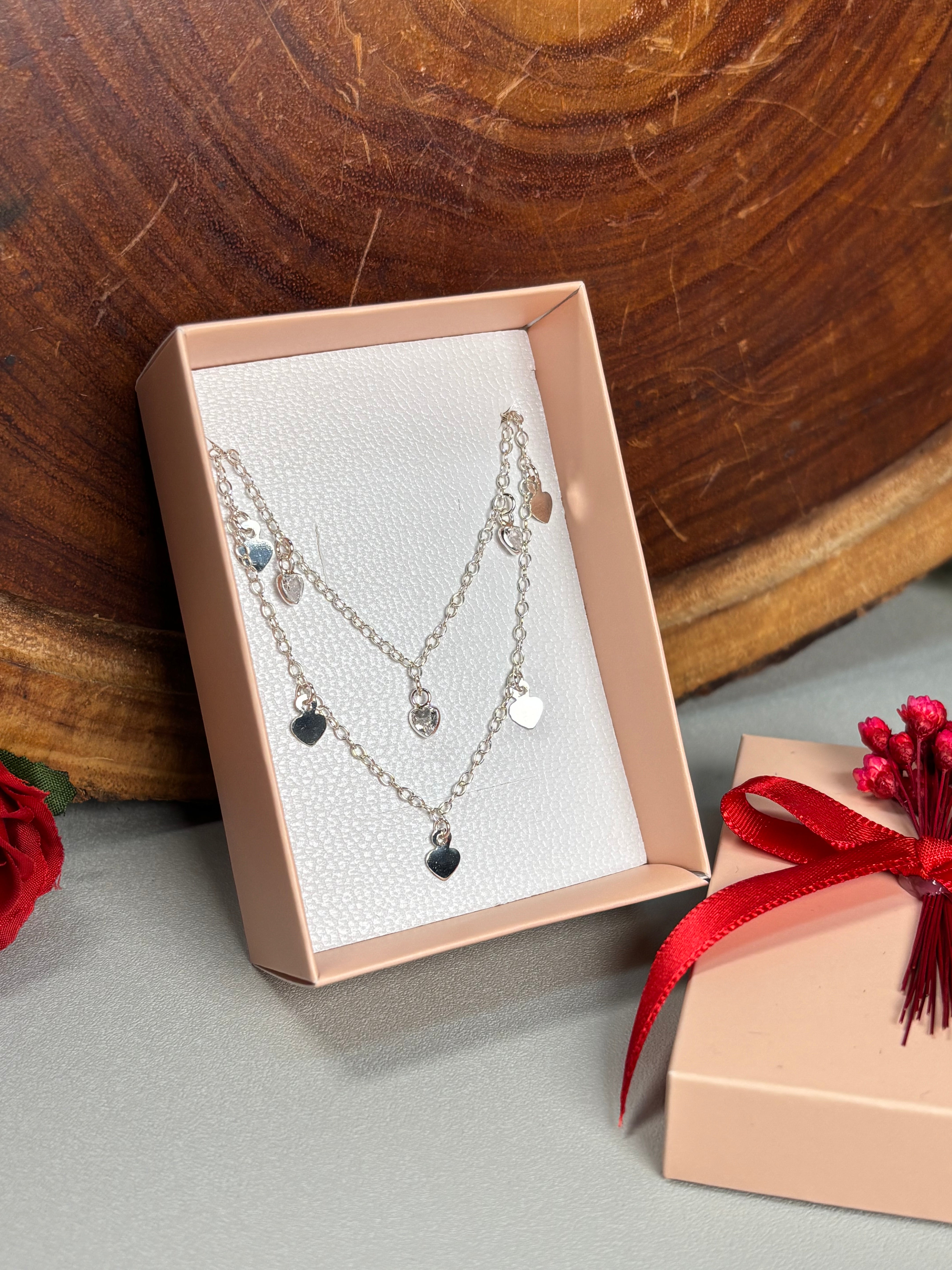 PRESENTE CHOKER DUPLO CORAÇÕES CHAPADO E COM PEDRA