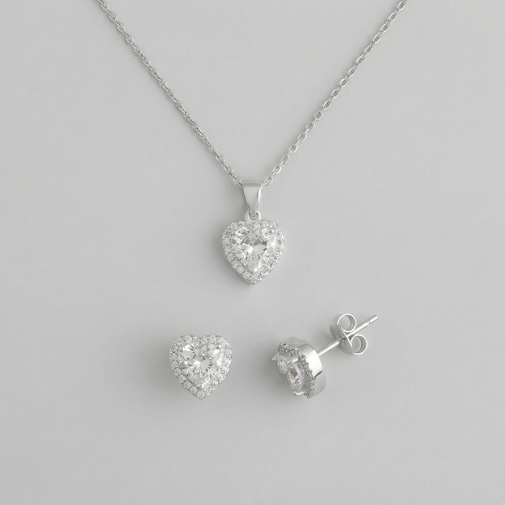 CONJUNTO COM PEDRA DE CORAÇÃO CRAVEJADO EM VOLTA (S/ CORRENTE)