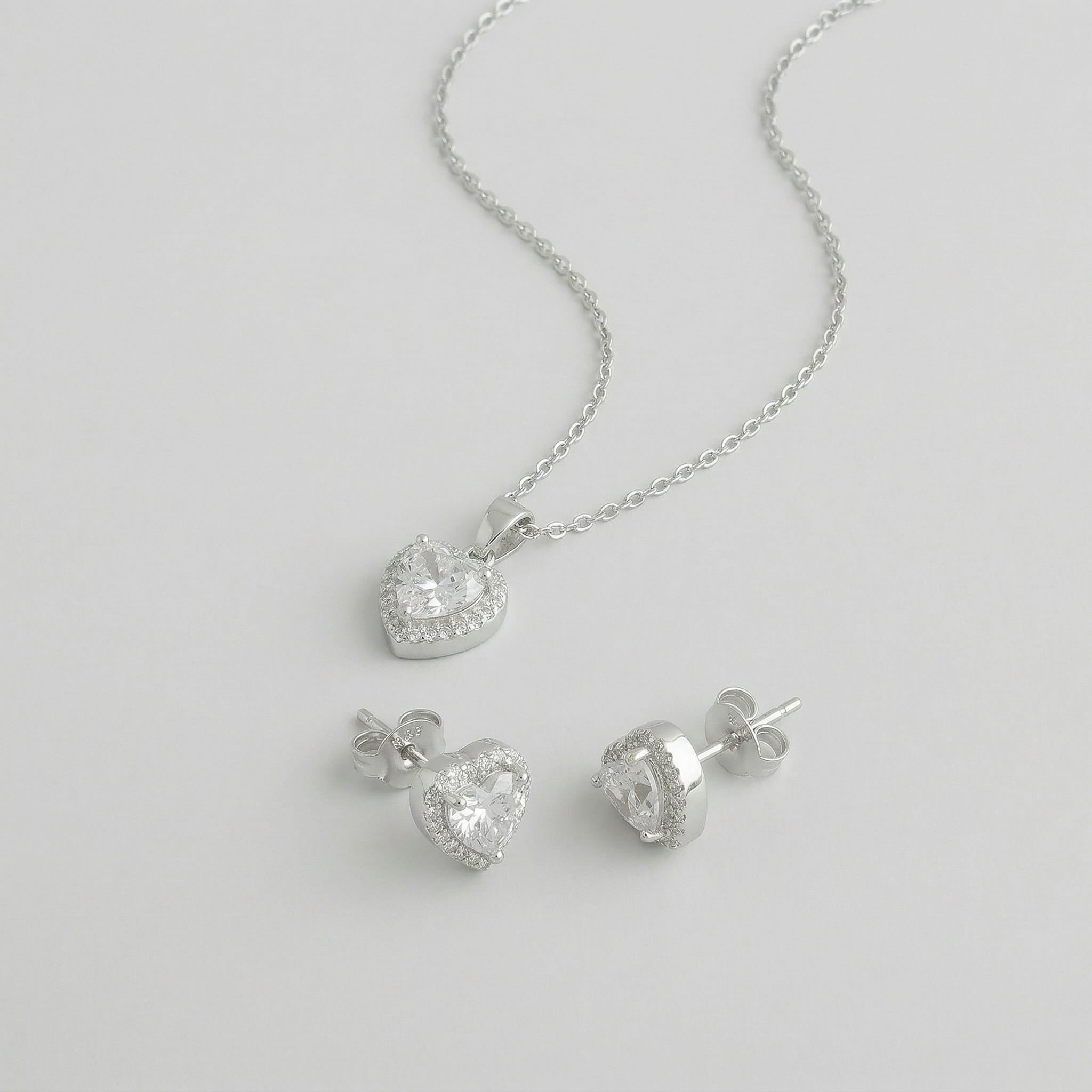 CONJUNTO COM PEDRA DE CORAÇÃO CRAVEJADO EM VOLTA (S/ CORRENTE)