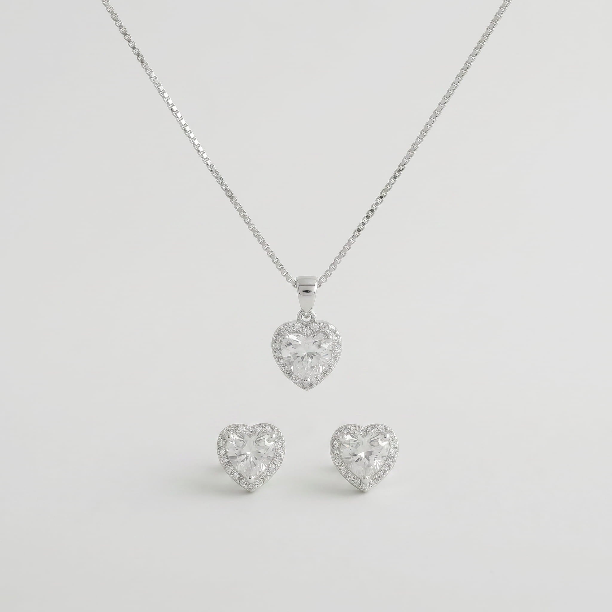 CONJUNTO COM PEDRA DE CORAÇÃO CRAVEJADO EM VOLTA